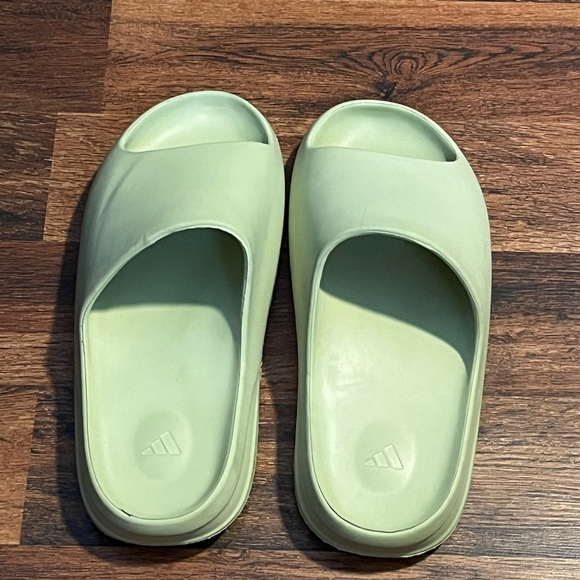 Adidas Yeezy  Slide Green Glow Men’s  size 11 US - Picture 2 of 5